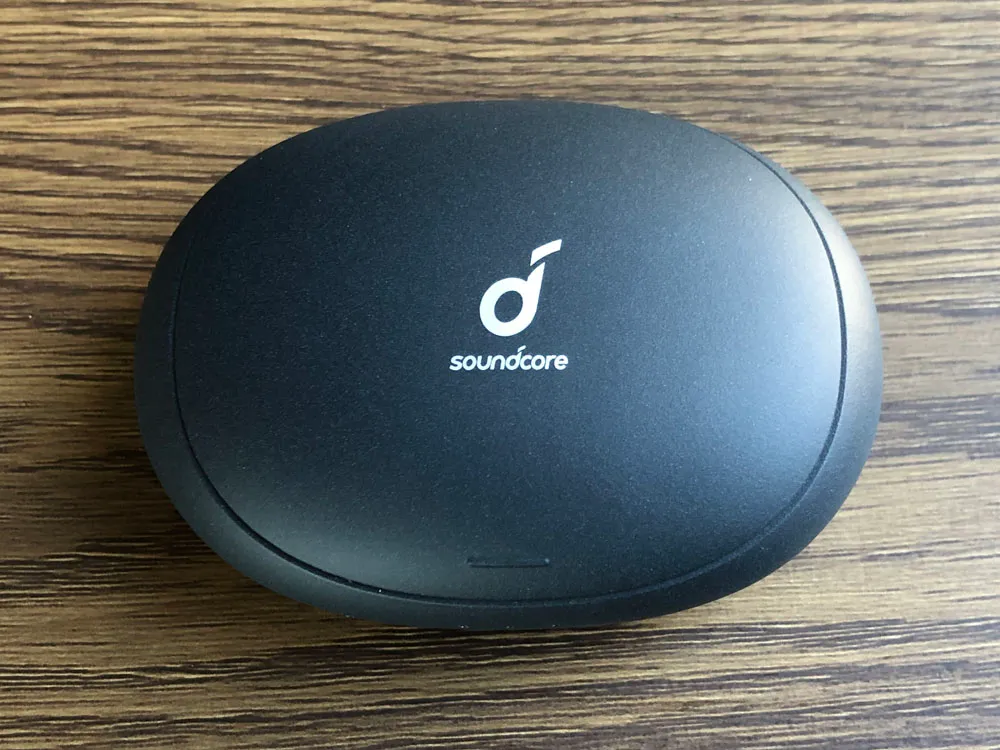 【Anker Soundcore Liberty 2 Proレビュー】グラミー受賞経験者たちが推奨!音質にこだわり抜いたSoundcoreシリーズ最上位の完全ワイヤレスイヤホン|外観:充電ケースはコクーンを思わせるアールの利いたボディ。
