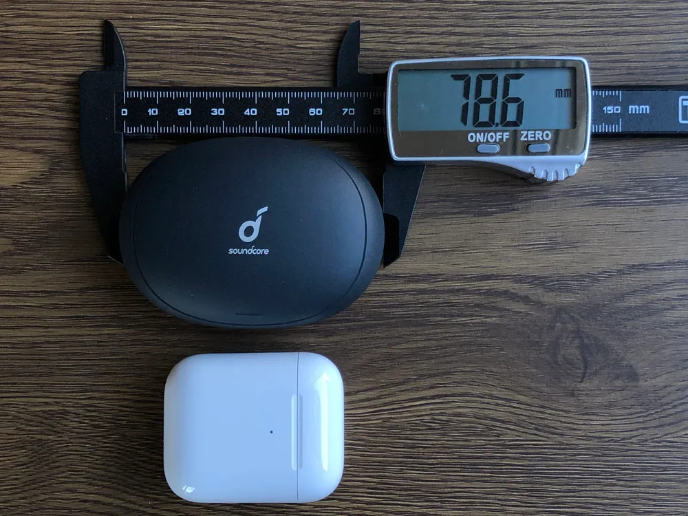 【Anker Soundcore Liberty 2 Proレビュー】グラミー受賞経験者たちが推奨!音質にこだわり抜いたSoundcoreシリーズ最上位の完全ワイヤレスイヤホン|外観:AirPodsの充電ケースなどと比べると大きく感じますが、手のひらサイズで丸みを帯びているのでモバイル性は高いと思います。