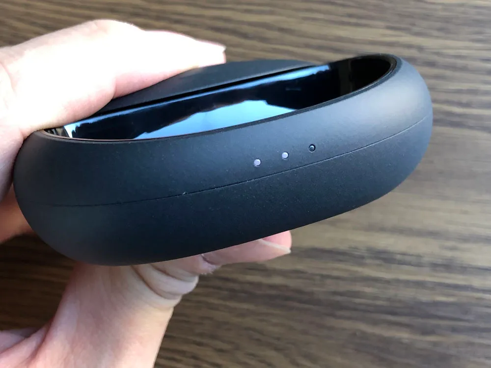 【Anker Soundcore Liberty 2 Proレビュー】グラミー受賞経験者たちが推奨!音質にこだわり抜いたSoundcoreシリーズ最上位の完全ワイヤレスイヤホン|外観:バッテリー残量は前面の3点LEDインジケーターで表示します。