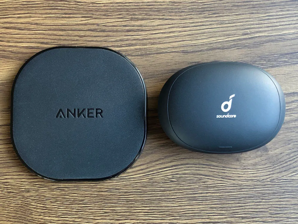 【Anker Soundcore Liberty 2 Proレビュー】グラミー受賞経験者たちが推奨!音質にこだわり抜いたSoundcoreシリーズ最上位の完全ワイヤレスイヤホン|外観:充電ポートはUSB-Cで、背部に配されています。 ちなみにQiワイヤレス充電対応なので、ワイヤレス充電器に置いて充電することも可能です。
