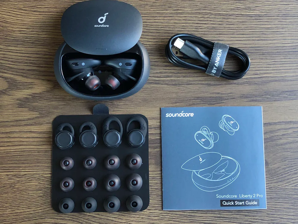 【Anker Soundcore Liberty 2 Proレビュー】グラミー受賞経験者たちが推奨!音質にこだわり抜いたSoundcoreシリーズ最上位の完全ワイヤレスイヤホン|外観:イヤーチップやイヤーウィングなど装着感に関する付属品が非常に豊富です。