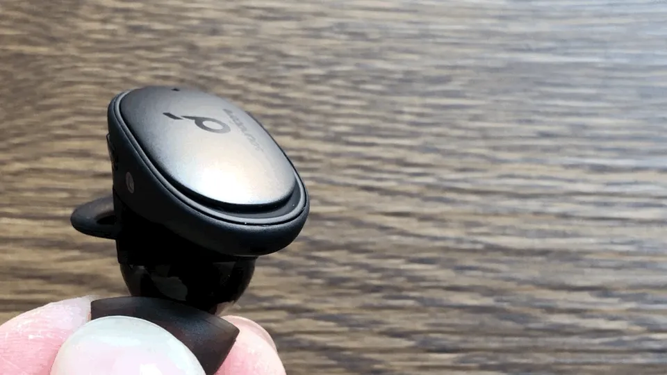 【Anker Soundcore Liberty 2 Proレビュー】グラミー受賞経験者たちが推奨!音質にこだわり抜いたSoundcoreシリーズ最上位の完全ワイヤレスイヤホン|外観:なおLEDは側面板の裏側に取り付けられていて、光り輝くのを間接的に見ることができるような設計になっています。
