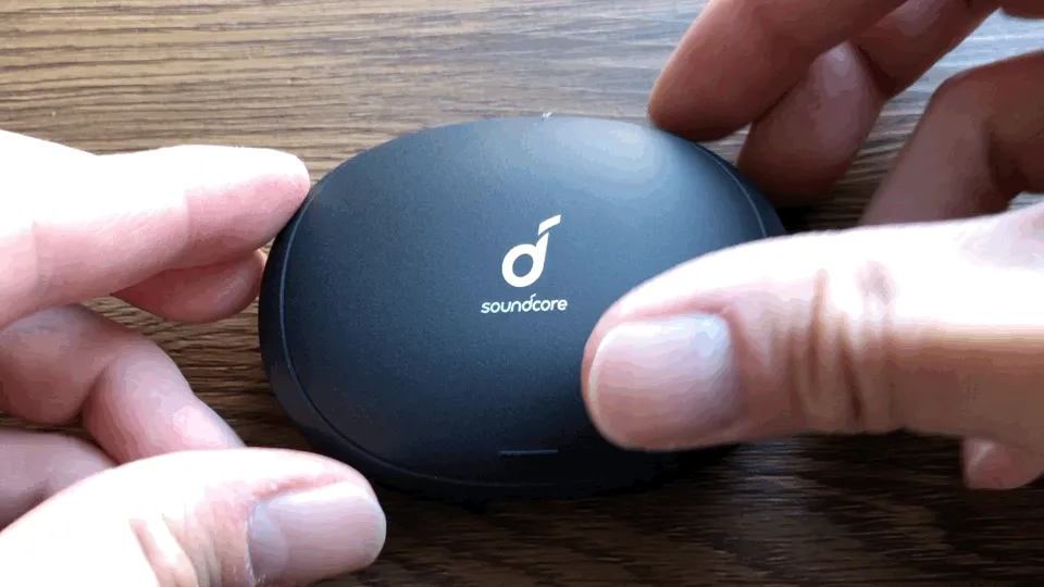 【Anker Soundcore Liberty 2 Proレビュー】グラミー受賞経験者たちが推奨!音質にこだわり抜いたSoundcoreシリーズ最上位の完全ワイヤレスイヤホン|外観:フタはスライド式という珍しいタイプ。スタイリッシュでカッコイイです。