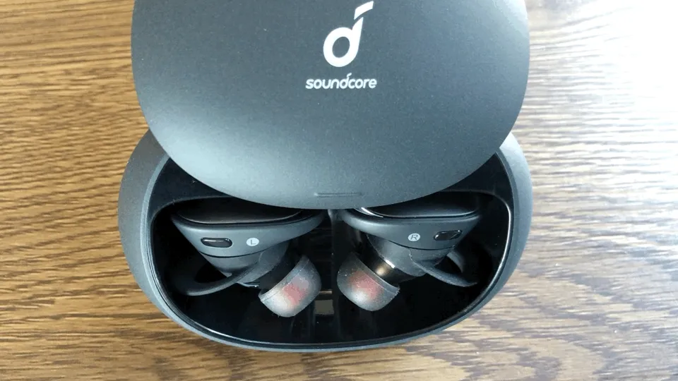 【Anker Soundcore Liberty 2 Proレビュー】グラミー受賞経験者たちが推奨!音質にこだわり抜いたSoundcoreシリーズ最上位の完全ワイヤレスイヤホン|ペアリング方法:まずはイヤホン本体が入った充電ケースのフタを開きましょう。 するとイヤホン本体の電源が入って自動的にペアリングモードへ移行してくれます。