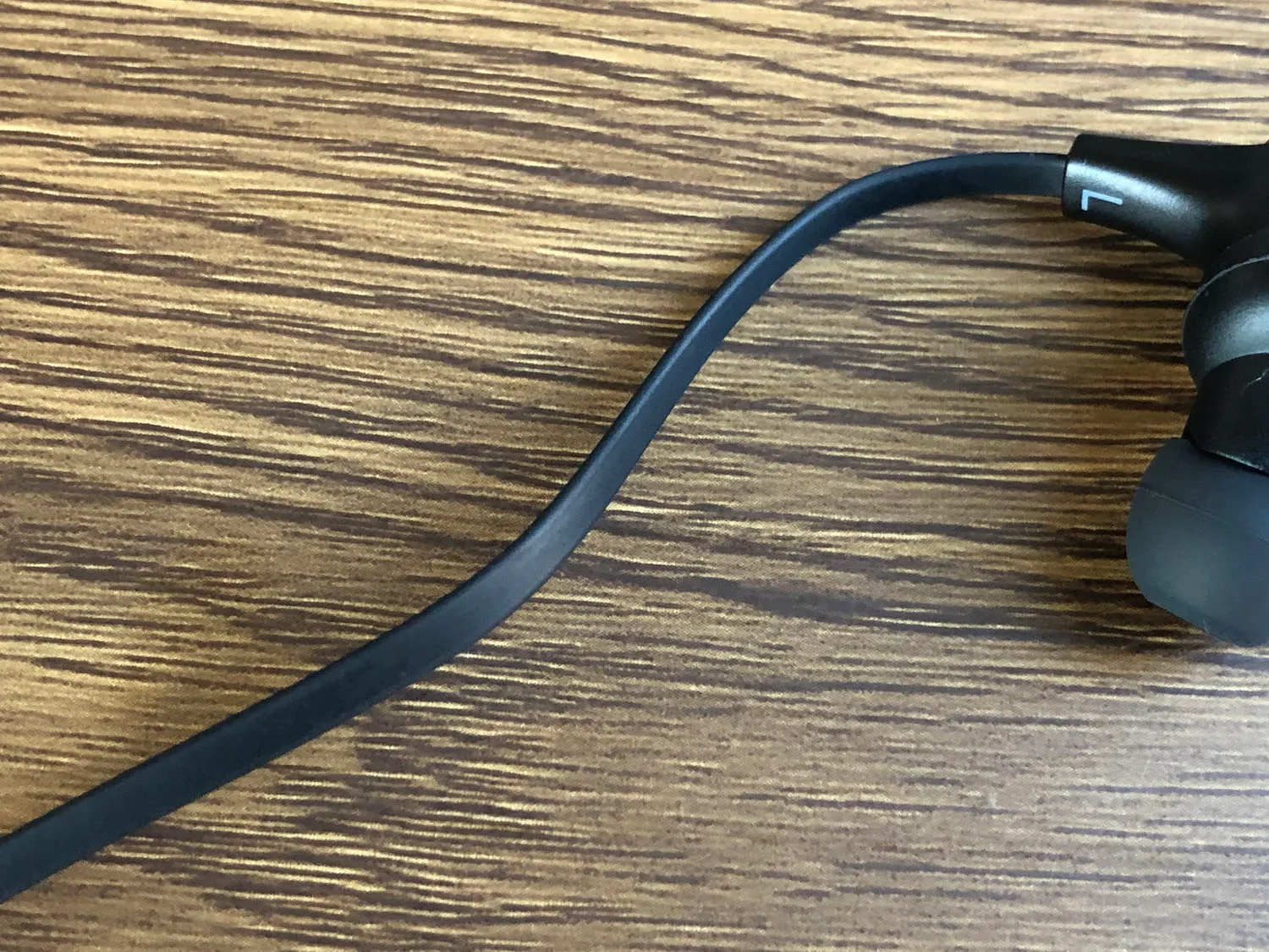 おすすめBluetoothイヤホンTaoTronics「SoundElite 71」レビュー|外観・付属品:コードは絡みにくさに配慮されたフラットコードを採用。