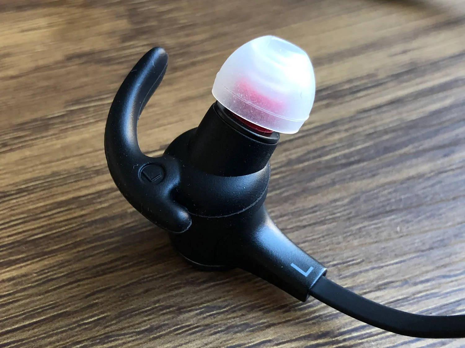 おすすめBluetoothイヤホンTaoTronics「SoundElite 71」レビュー|好相性なイヤーピース:デフォルトの状態で製品としてかなり高い完成度を誇っている「SoundElite 71」ですが、イヤーピースを交換することでまだまだ改善できる余地はあります。