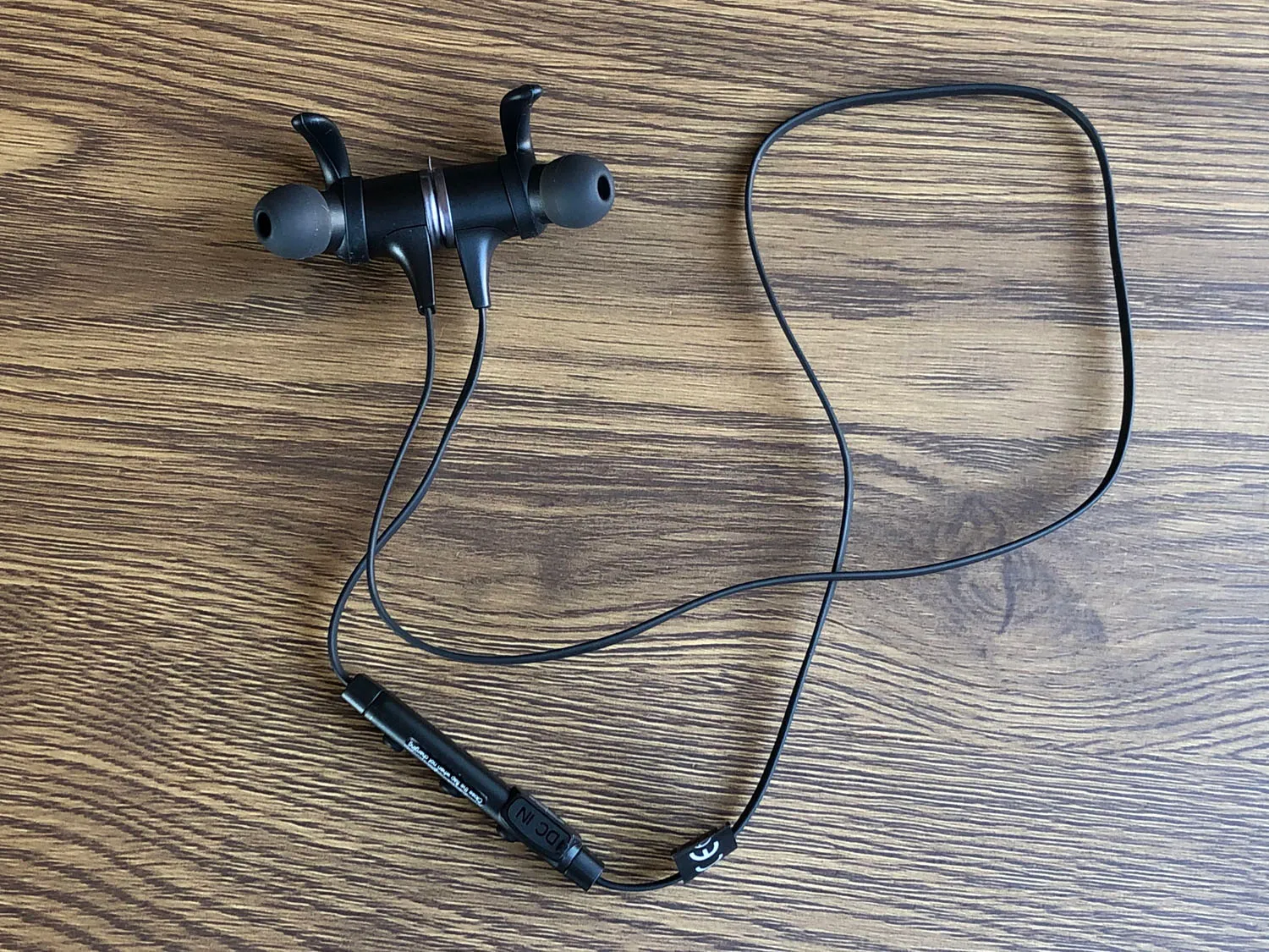 おすすめBluetoothイヤホンTaoTronics「SoundElite 71」レビュー|外観・付属品:「シンプル・イズ・ベスト」を体現するようなデザイン。