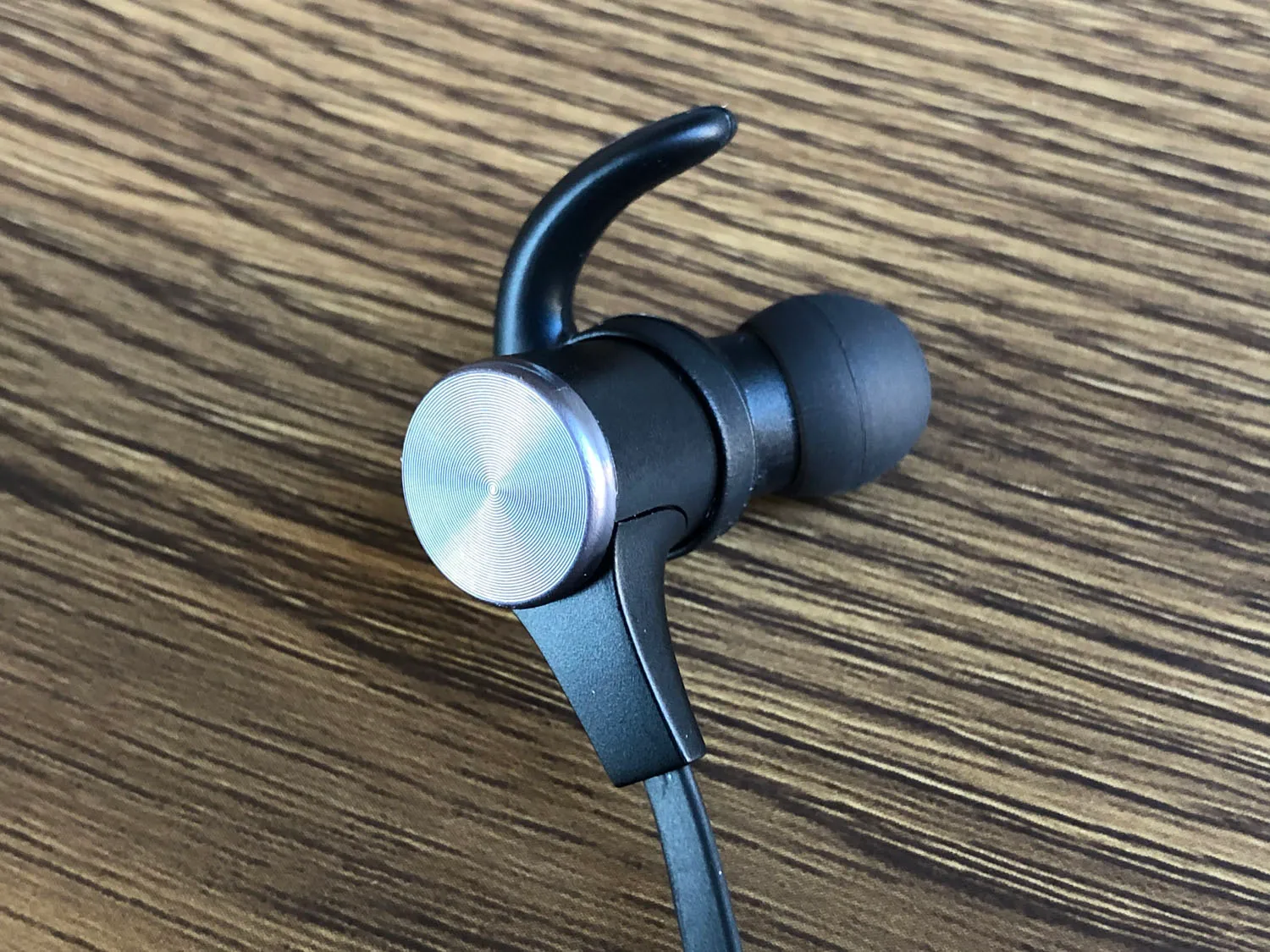おすすめBluetoothイヤホンTaoTronics「SoundElite 71」レビュー|外観・付属品:外観は前モデルとさほど変わっていませんが、ちょっとゴツくなったかな?という印象。