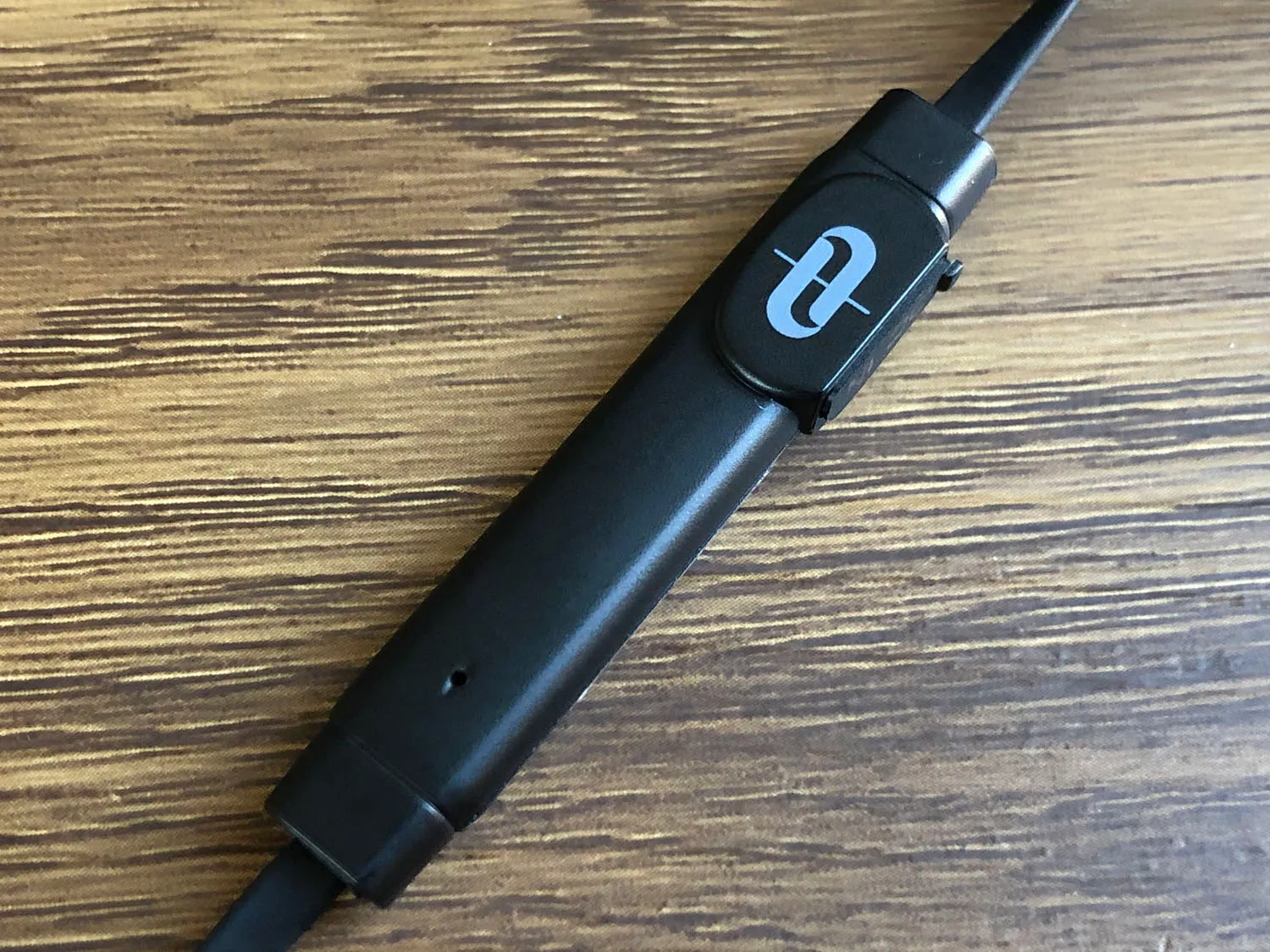 おすすめBluetoothイヤホンTaoTronics「SoundElite 71」レビュー|外観・付属品:コントローラー裏側に配したTaoTronicsのロゴマークが映えます。