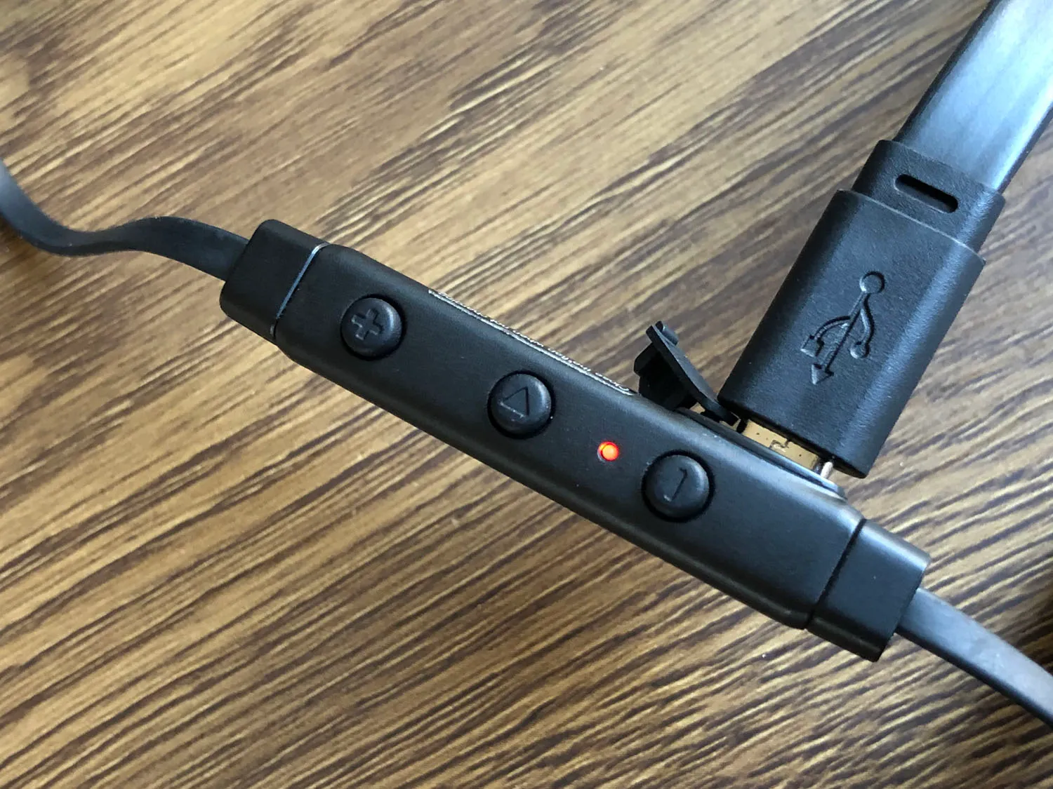 おすすめBluetoothイヤホンTaoTronics「SoundElite 71」レビュー|外観・付属品:充電ポートはmicto USBになっていますよ。 充電中はレッド、フル充電されるとブルーにLEDが光ります。
