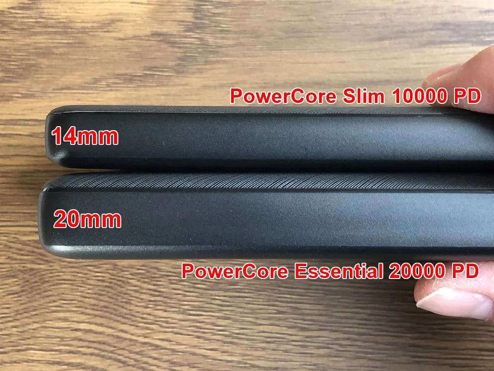【Anker PowerCore Essential 20000 PDレビュー】USB Type-C搭載&大容量20000mAhはアンカー史上最軽量!PD急速充電にも対応したモバイルバッテリー|外観:厚さを比べると、両者にある6mmの差は”それなり”であることを感じます。 ただ比較すれば確かな違いがありますが、単体で持った感じだと気になるレベルではないと思います。