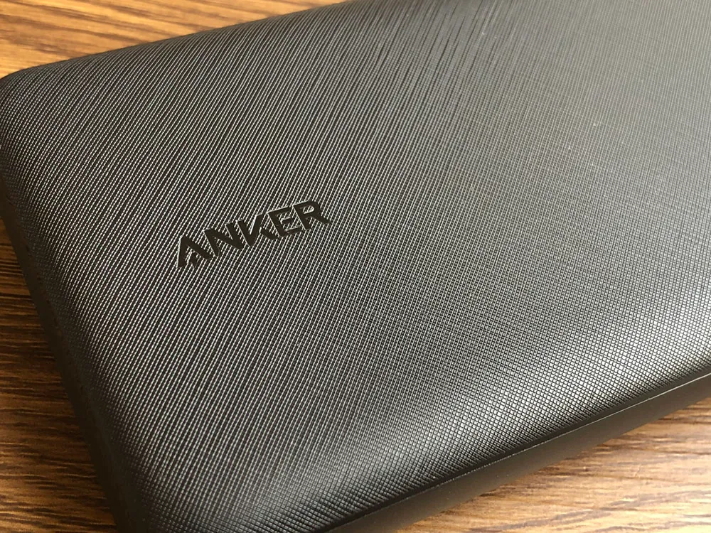 【Anker PowerCore Essential 20000 PDレビュー】USB Type-C搭載&大容量20000mAhはアンカー史上最軽量!PD急速充電にも対応したモバイルバッテリー|外観:表面の細かい格子状のメッシュ加工は上質感の演出だけでなく、ちょっとした滑り止め効果にもなっていますよ。