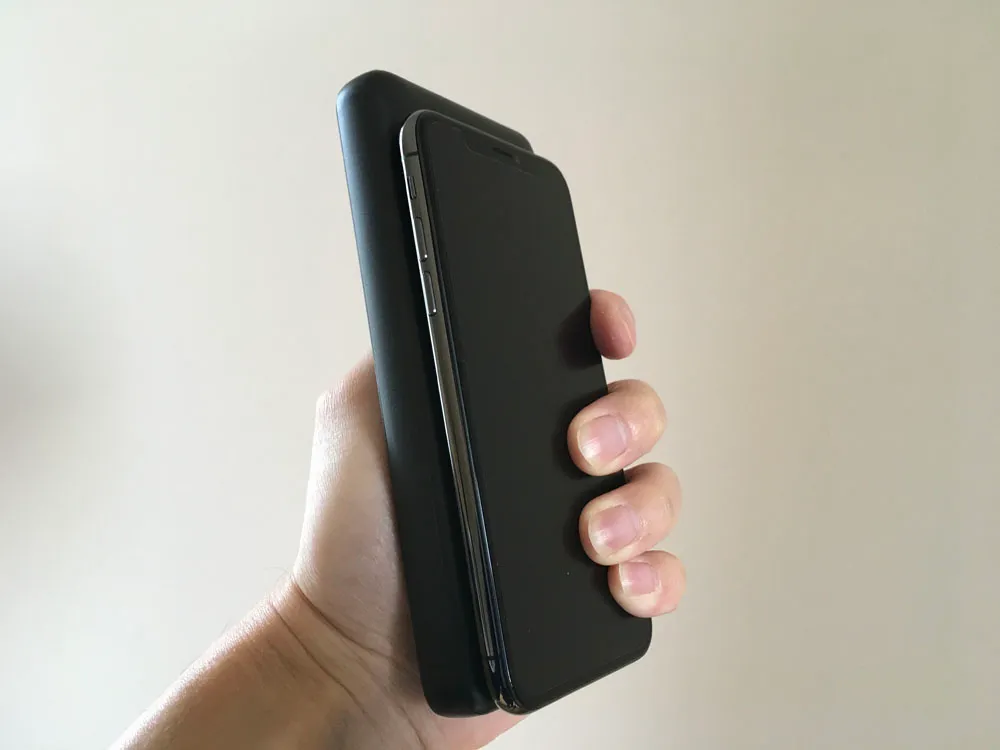 【Anker PowerCore Essential 20000 PDレビュー】USB Type-C搭載&大容量20000mAhはアンカー史上最軽量!PD急速充電にも対応したモバイルバッテリー|使ってみて感じたこと:スマホとの重ね持ちは、ちょっとツライ