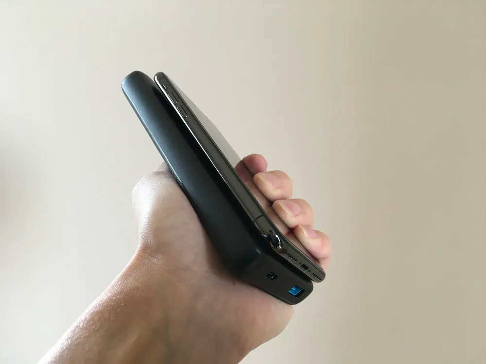 【Anker PowerCore Essential 20000 PDレビュー】USB Type-C搭載&大容量20000mAhはアンカー史上最軽量!PD急速充電にも対応したモバイルバッテリー|使ってみて感じたこと:スマホとの重ね持ちは、ちょっとツライ