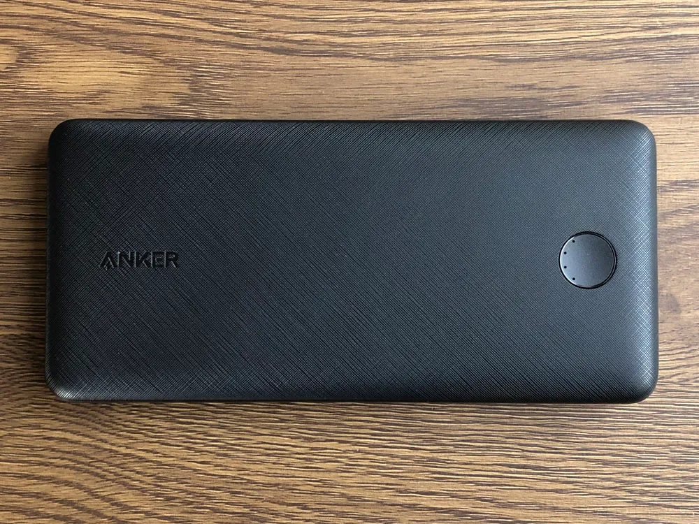 【Anker PowerCore Essential 20000 PDレビュー】USB Type-C搭載&大容量20000mAhはアンカー史上最軽量!PD急速充電にも対応したモバイルバッテリー|外観:現在販売されているモバイルバッテリー製品の中では群を抜くデザイン性の高さ。