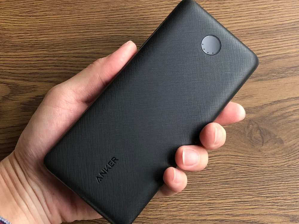 【Anker PowerCore Essential 20000 PDレビュー】USB Type-C搭載&大容量20000mAhはアンカー史上最軽量!PD急速充電にも対応したモバイルバッテリー|外観:先代機「PowerCore Slim 10000 PD」に非常によく似たデザイン。 手に取って見ると、ますますそんな印象を受けます。