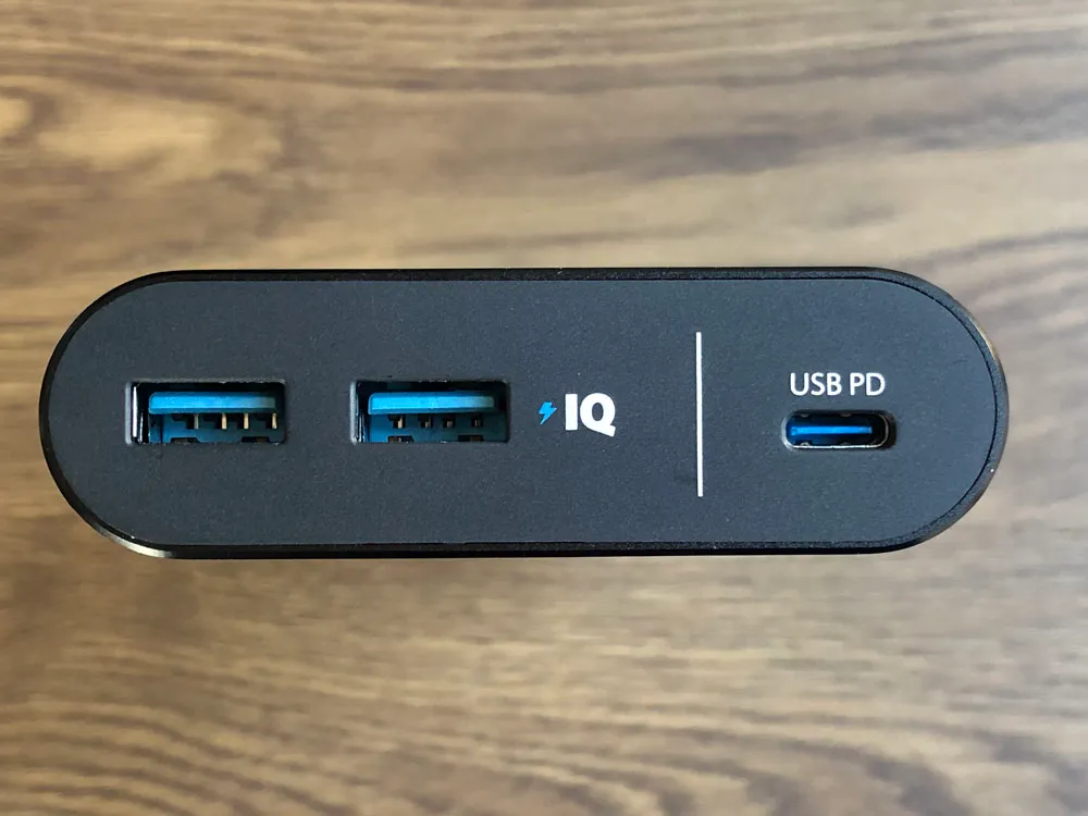 【Anker PowerCore+ 26800 PDレビュー】60W急速充電器+Type-C充電ケーブル+バッテリーで1万円!PD対応USB-C搭載おすすめ大容量モバイルバッテリー|外観:充電ポートはUSB-Cが一つ、USB-Aポートが二つ搭載されています。