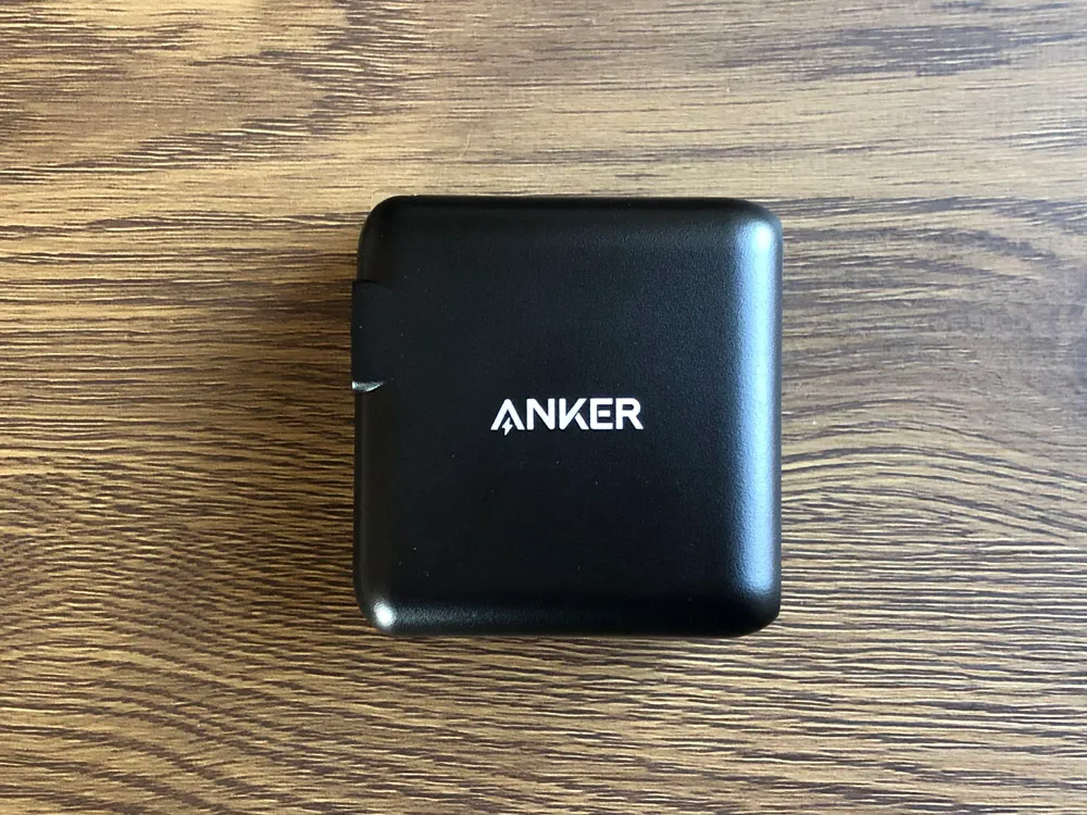 【Anker PowerCore+ 26800 PDレビュー】60W急速充電器+Type-C充電ケーブル+バッテリーで1万円!PD対応USB-C搭載おすすめ大容量モバイルバッテリー|付属品:注目の付属品は、やっぱり急速充電器「PowerPort Atom III 60W」でしょう。