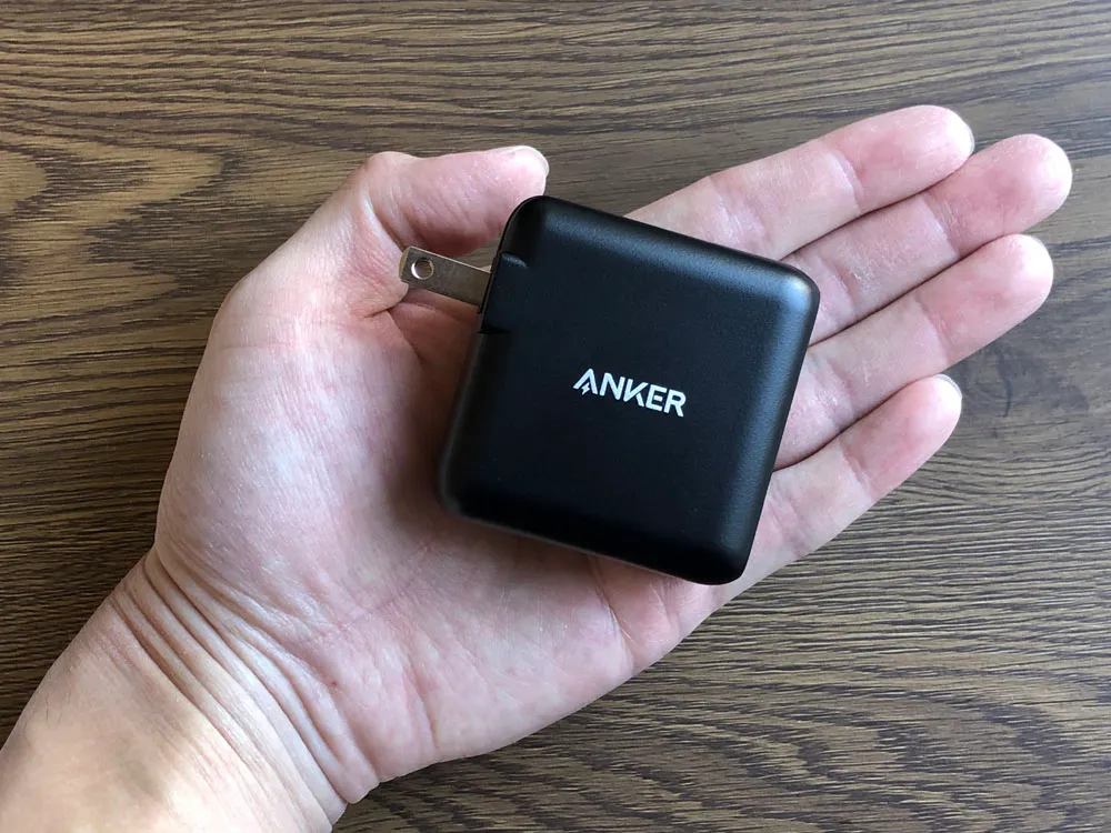【Anker PowerCore+ 26800 PDレビュー】60W急速充電器+Type-C充電ケーブル+バッテリーで1万円!PD対応USB-C搭載おすすめ大容量モバイルバッテリー|付属品:非常にコンパクトなので持ち運びは苦になりません。