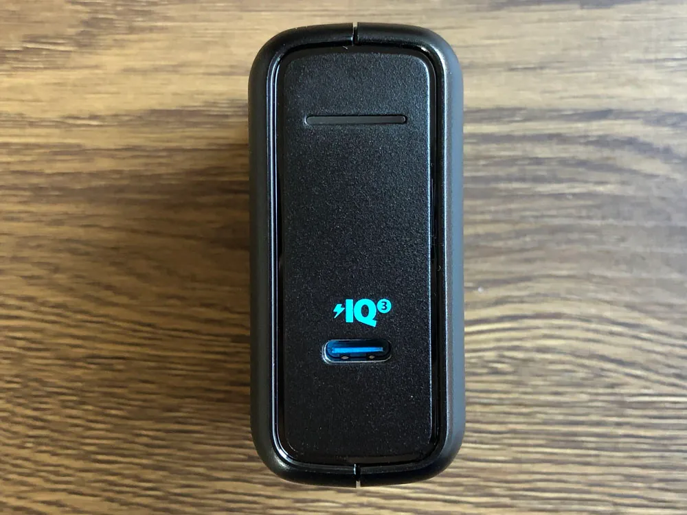 【Anker PowerCore+ 26800 PDレビュー】60W急速充電器+Type-C充電ケーブル+バッテリーで1万円!PD対応USB-C搭載おすすめ大容量モバイルバッテリー|付属品:なのに最高出力60Wを誇るハイパワーぶりを発揮するモンスター充電器。 MacBook Proも圧倒的スピードで急速充電してくれる優れものですよ。