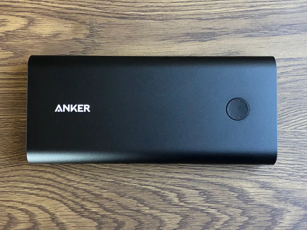 【Anker PowerCore+ 26800 PDレビュー】60W急速充電器+Type-C充電ケーブル+バッテリーで1万円!PD対応USB-C搭載おすすめ大容量モバイルバッテリー|外観:「3番、冷蔵庫!」とボディビルダー選考会場で耳にする不可解な掛け声をかけたくなる存在感。