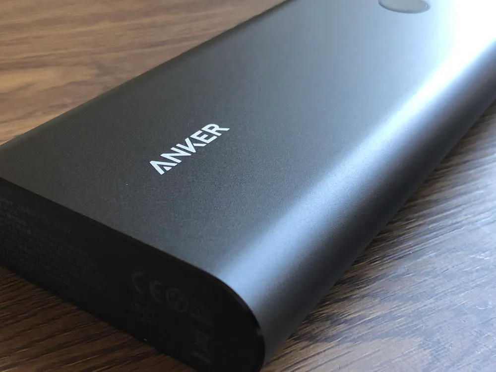 【Anker PowerCore+ 26800 PDレビュー】60W急速充電器+Type-C充電ケーブル+バッテリーで1万円!PD対応USB-C搭載おすすめ大容量モバイルバッテリー|外観:相変わらず無駄のないデザイン。 先代のマットな感じから一転、メタリック感が強くなりました。