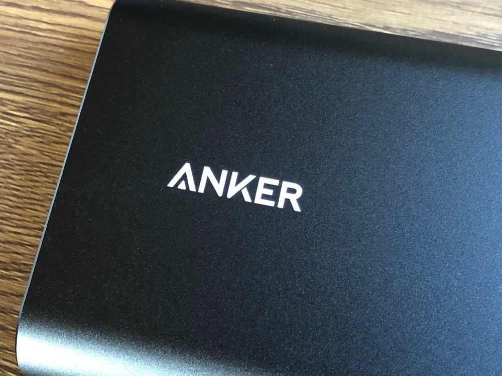【Anker PowerCore+ 26800 PDレビュー】60W急速充電器+Type-C充電ケーブル+バッテリーで1万円!PD対応USB-C搭載おすすめ大容量モバイルバッテリー|外観:Ankerの多くの製品で採用しているロゴの刻印ですが、今回の製品は表面を削らずプリントする形を取っています。