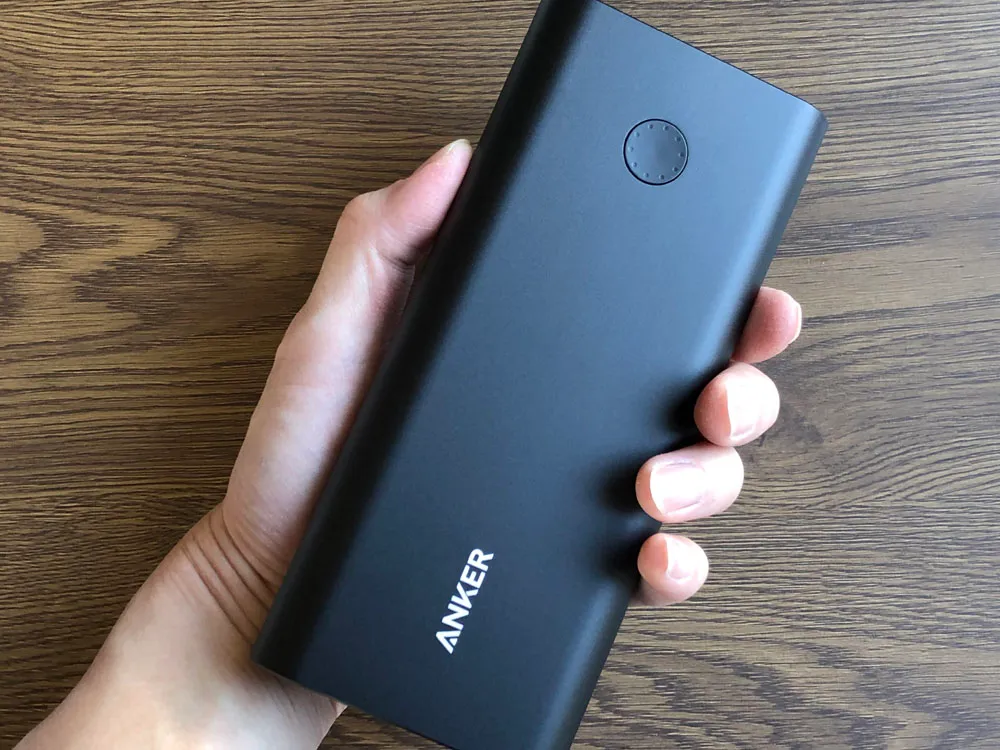 【Anker PowerCore+ 26800 PDレビュー】60W急速充電器+Type-C充電ケーブル+バッテリーで1万円!PD対応USB-C搭載おすすめ大容量モバイルバッテリー|外観:手にしてみると、やっぱりデカイ。手に収まりません。 先代機に比べると一回り大きくなったかな?という印象を受けます。