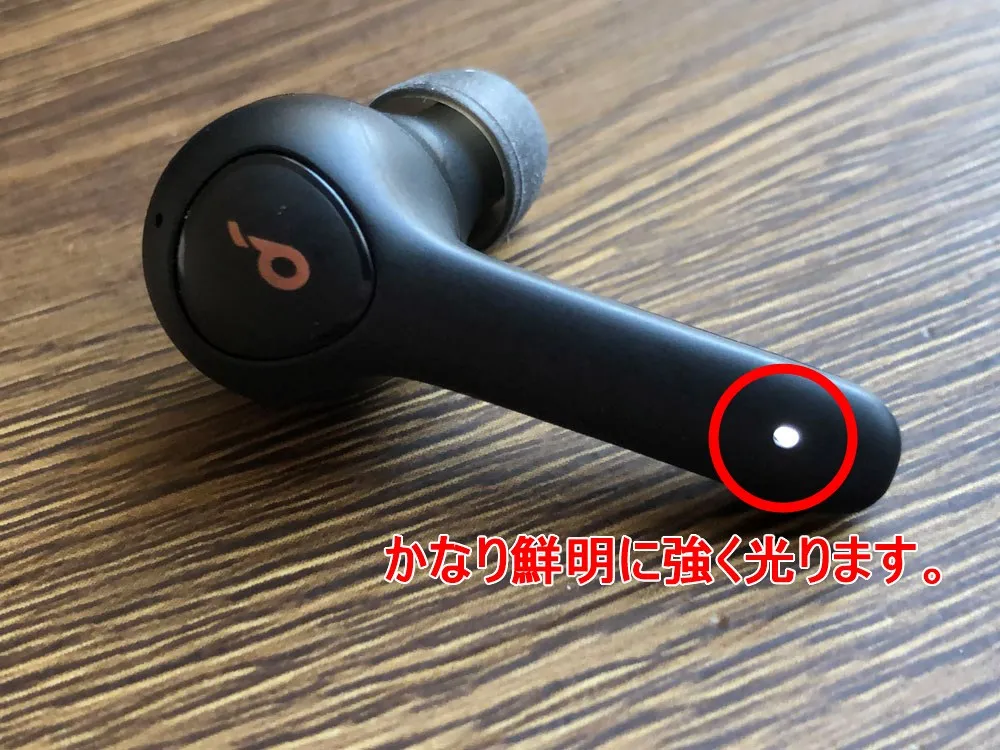 【Anker Soundcore Life P2レビュー】五千円で本体7時間再生・完全防水・AAC&APT-X・通話ノイキャン!!超高性能&高コスパBluetooth完全ワイヤレスイヤホン|外観:LEDはしっかり強く光ってくれるので、非常に視認性が高いです。