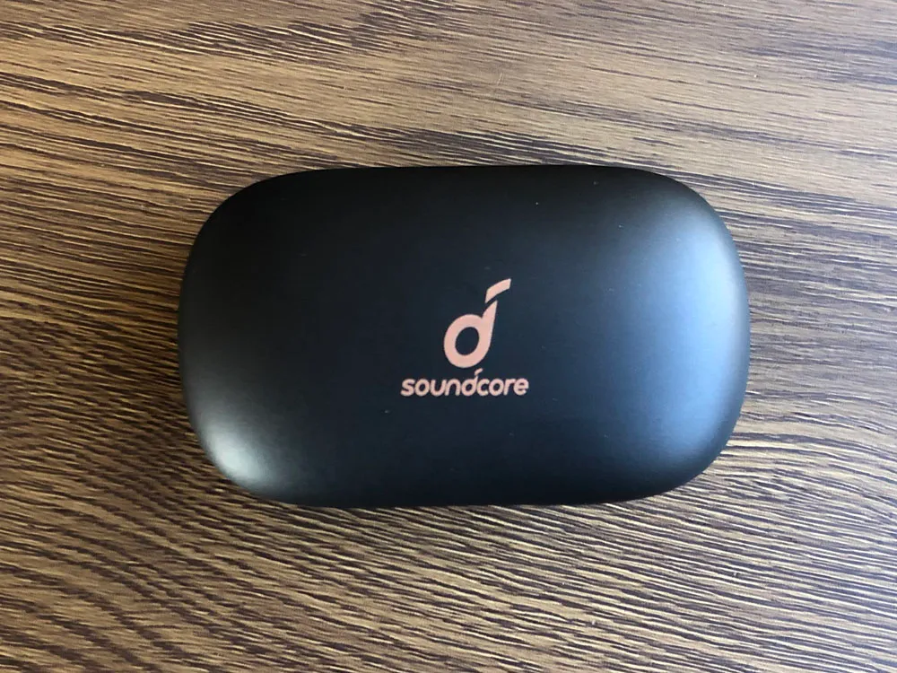 【Anker Soundcore Life P2レビュー】五千円で本体7時間再生・完全防水・AAC&APT-X・通話ノイキャン!!超高性能&高コスパBluetooth完全ワイヤレスイヤホン|外観:充電ケースもイヤホン本体同様、シンプルイズベストを体現したようなデザイン。
