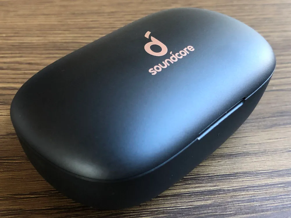 【Anker Soundcore Life P2レビュー】五千円で本体7時間再生・完全防水・AAC&APT-X・通話ノイキャン!!超高性能&高コスパBluetooth完全ワイヤレスイヤホン|外観:ミニマルな佇まいは、ちょっとかっこよささえ感じさせます。