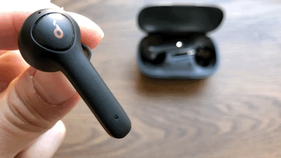 【Anker Soundcore Life P2レビュー】五千円で本体7時間再生・完全防水・AAC&APT-X・通話ノイキャン!!超高性能&高コスパBluetooth完全ワイヤレスイヤホン|外観:”丸み”を連想させる柔らかいデザインが特徴的ですね。可愛い。