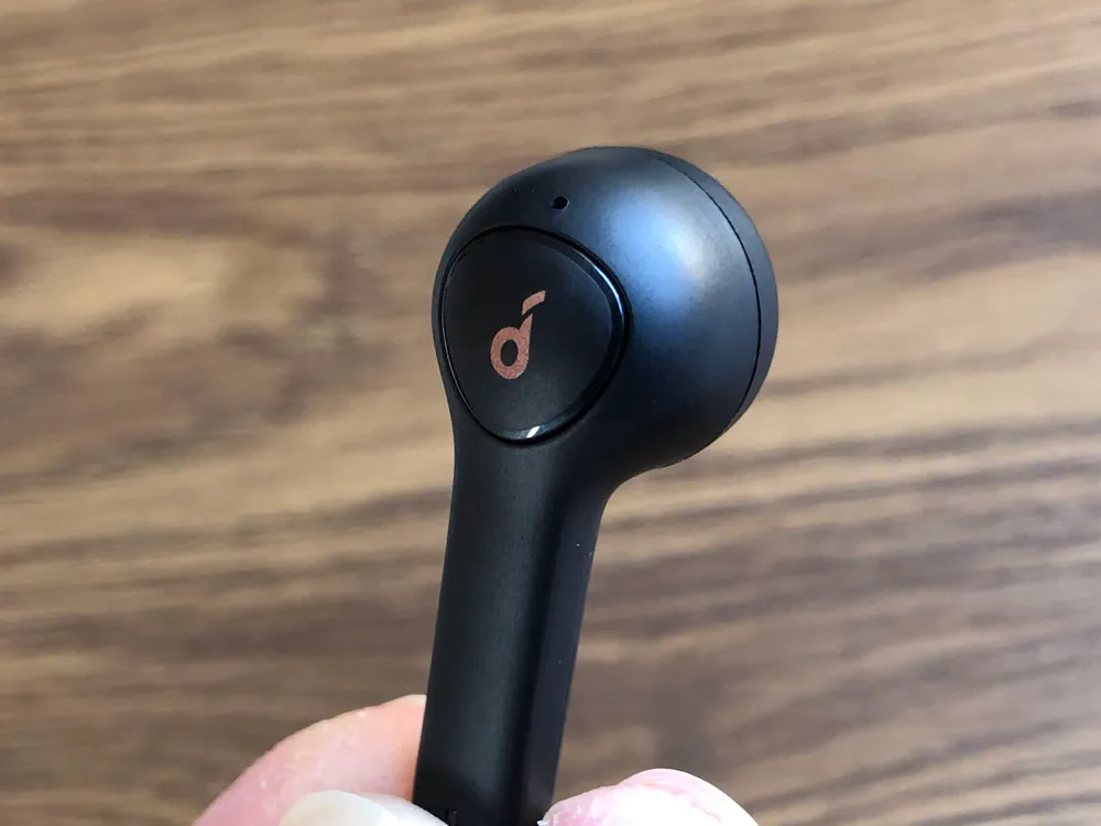 【Anker Soundcore Life P2レビュー】五千円で本体7時間再生・完全防水・AAC&APT-X・通話ノイキャン!!超高性能&高コスパBluetooth完全ワイヤレスイヤホン|外観:無駄のないデザイン。まさにシンプルイズベスト。