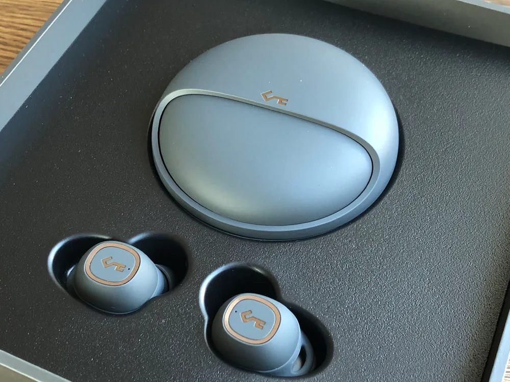 【Aukey BluetoothイヤホンEP-T10レビュー】2019年デザインアワード受賞!単独7時間再生&Qiワイヤレス充電対応のオーキー製完全ワイヤレスイヤホン|外観:これだけ丁重に扱われたイヤホン製品は、個人的にはBOSE「QuietControl 30 wireless headphones」以来ですね。 かなりこだわりを感じます。