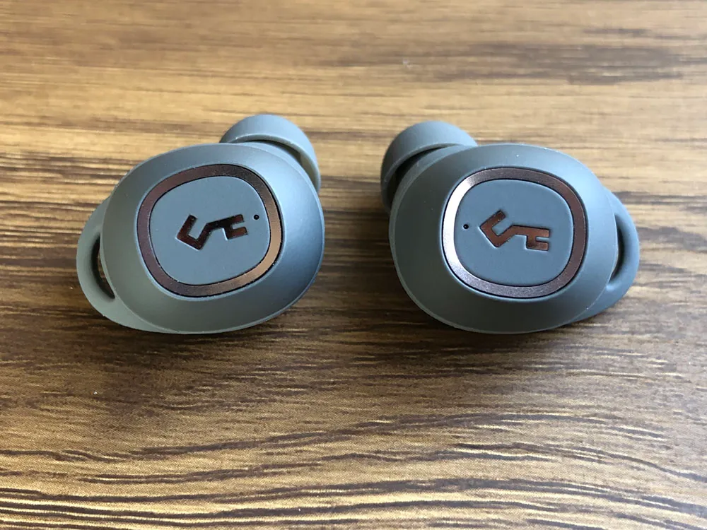 【Aukey BluetoothイヤホンEP-T10レビュー】2019年デザインアワード受賞!単独7時間再生&Qiワイヤレス充電対応のオーキー製完全ワイヤレスイヤホン|外観:見れば見るほど、触れば触るほど、そのデザイン性に魅了される感覚は唯一無二な印象を受けました。 やっぱりドイツのデザイン賞は伊達じゃないですね。