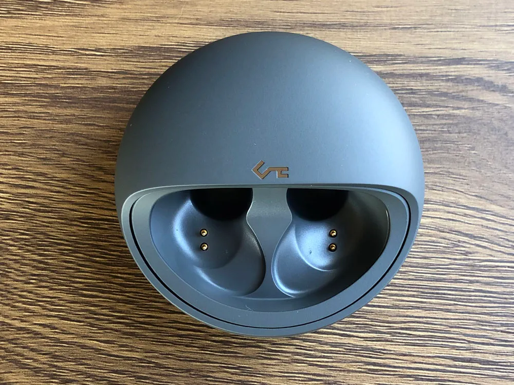 【Aukey BluetoothイヤホンEP-T10レビュー】2019年デザインアワード受賞!単独7時間再生&Qiワイヤレス充電対応のオーキー製完全ワイヤレスイヤホン|外観:ただこの充電ケース、見た目のユニークさもさることながら、かなり使いやすいです。