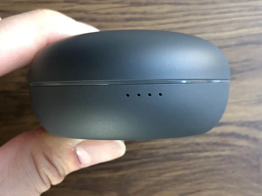 【Aukey BluetoothイヤホンEP-T10レビュー】2019年デザインアワード受賞!単独7時間再生&Qiワイヤレス充電対応のオーキー製完全ワイヤレスイヤホン|外観:4点のLEDインジケーターはケースのバッテリー残量や充電状況などを示してくれます。