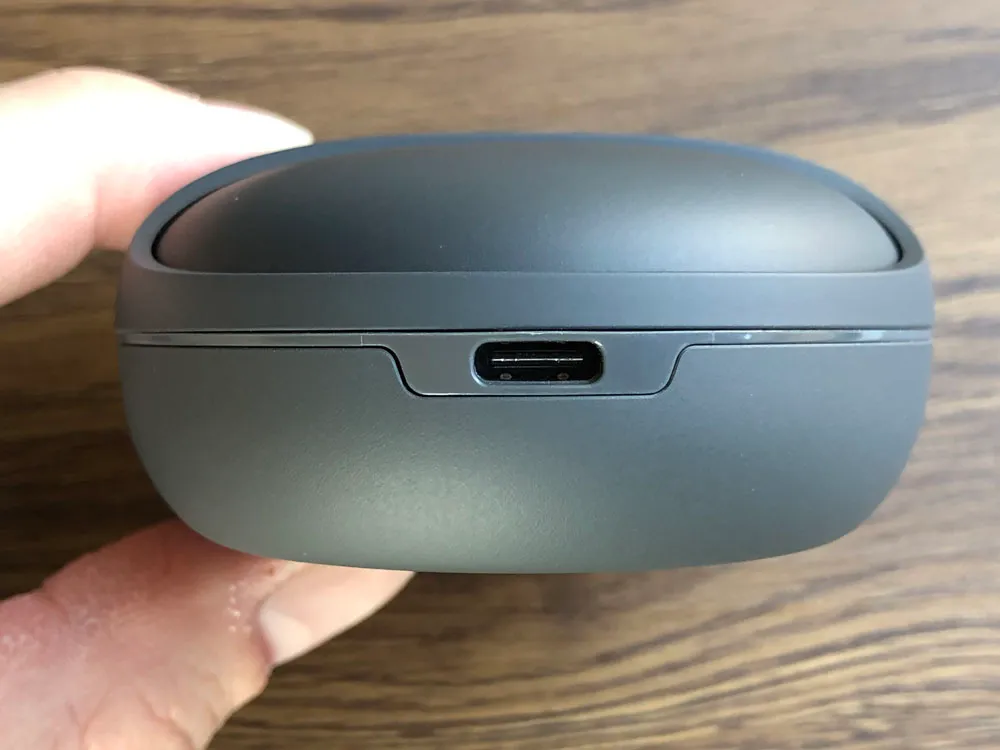 【Aukey BluetoothイヤホンEP-T10レビュー】2019年デザインアワード受賞!単独7時間再生&Qiワイヤレス充電対応のオーキー製完全ワイヤレスイヤホン|外観:充電ポートはUSB-Cポートが採用されています。