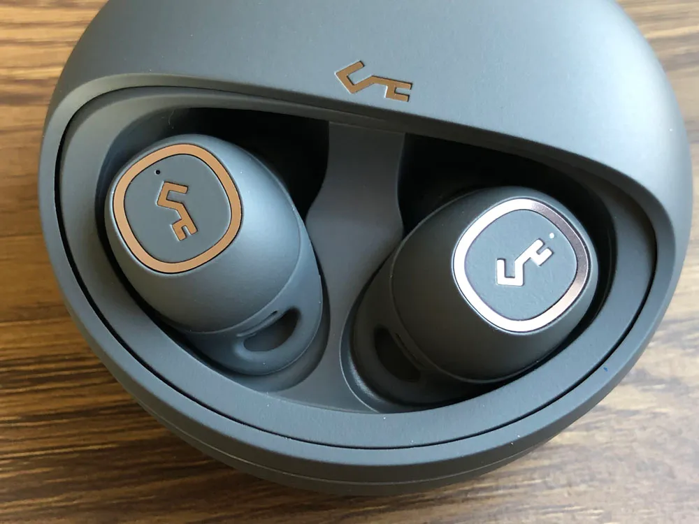 【Aukey BluetoothイヤホンEP-T10レビュー】2019年デザインアワード受賞!単独7時間再生&Qiワイヤレス充電対応のオーキー製完全ワイヤレスイヤホン|外観:マグネット吸着するタイプなんですが、磁力具合が絶妙なんです。ちょうど取り出しやすい加減なんですよね。 他社製でマグネット吸着が強すぎて充電ケースから取り出しにくいことはよくあるので、これは地味に嬉しいポイントですよ。
