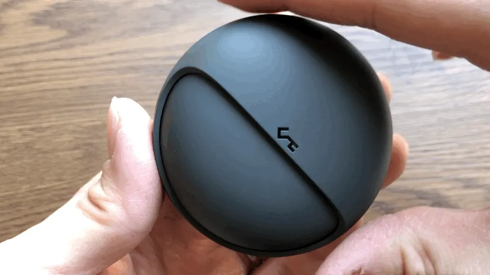 【Aukey BluetoothイヤホンEP-T10レビュー】2019年デザインアワード受賞!単独7時間再生&Qiワイヤレス充電対応のオーキー製完全ワイヤレスイヤホン|外観:デザイン性を重視した完全ワイヤレスイヤホン「WP-T10」。 さすがドイツの権威あるデザインアワード受賞作。ディテールに意匠を感じます。