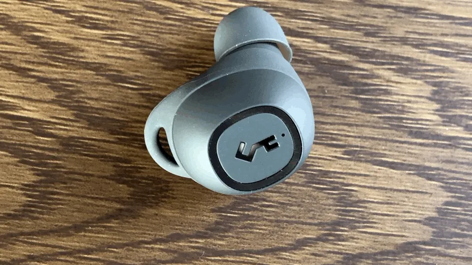【Aukey BluetoothイヤホンEP-T10レビュー】2019年デザインアワード受賞!単独7時間再生&Qiワイヤレス充電対応のオーキー製完全ワイヤレスイヤホン|外観:箱の作りがメチャクチャしっかりしてます。