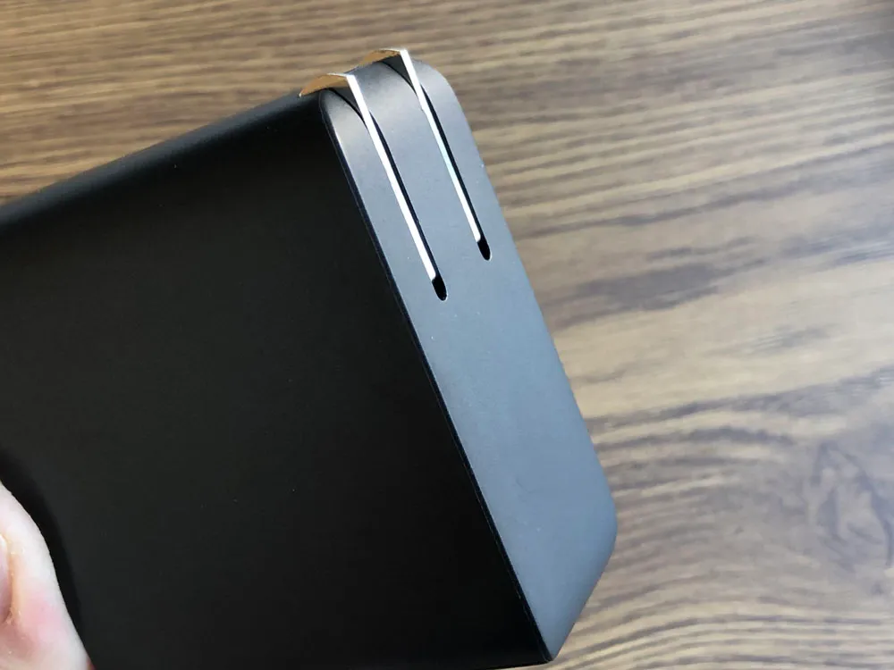【Aukey PD対応急速充電器PA-D5レビュー】Anker Atom PD2より高コスパ!スマホ&PC二台持ちの方に最適なPD対応USB-Cポートを二つ搭載した急速充電器|外観:プラグ搭載面は角が比較的角張っていることもあってかストンと裁ち落とされたようなデザイン。 アールがかった印象のAnkerとは対照的なところです。
