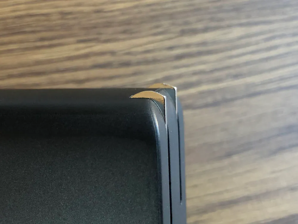 【Aukey PD対応急速充電器PA-D5レビュー】Anker Atom PD2より高コスパ!スマホ&PC二台持ちの方に最適なPD対応USB-Cポートを二つ搭載した急速充電器|外観:ちなみにプラグは本体収納した際にわずかに飛び出していますが、特に引っ掛かったりするような嫌な感じはありません。