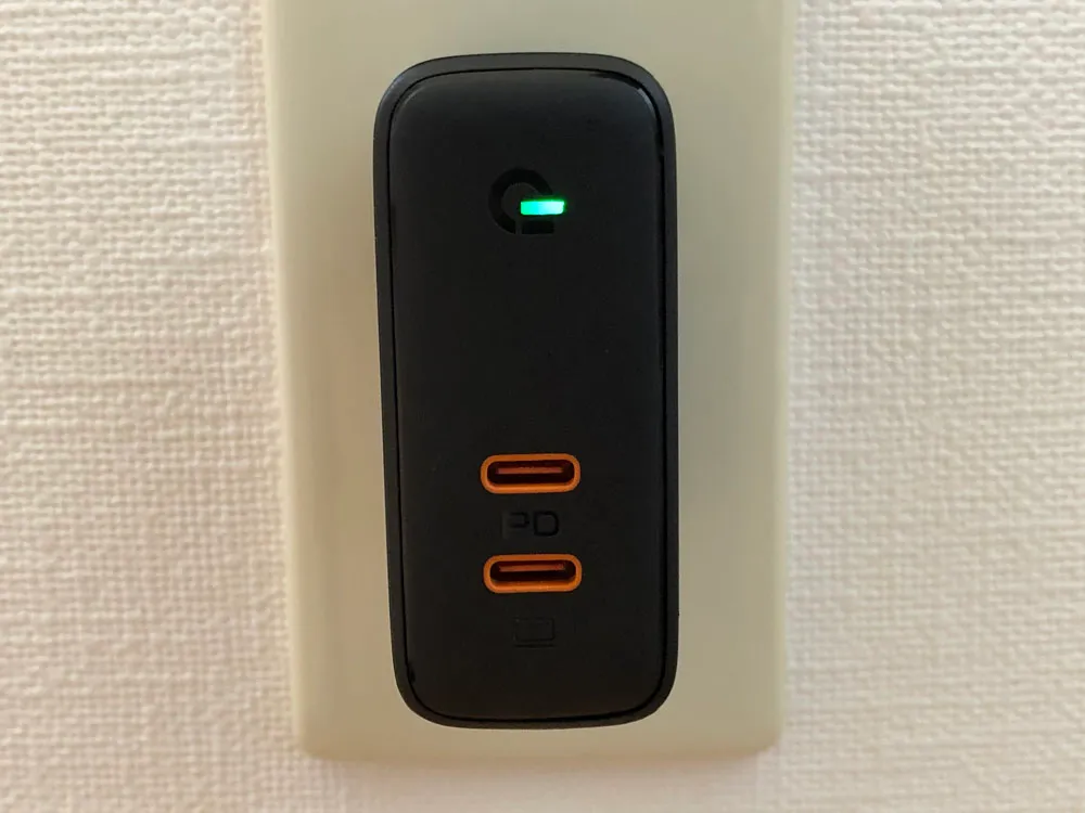 【Aukey PD対応急速充電器PA-D5レビュー】Anker Atom PD2より高コスパ!スマホ&PC二台持ちの方に最適なPD対応USB-Cポートを二つ搭載した急速充電器|外観:なおコンセントに差し込んで通電させると、