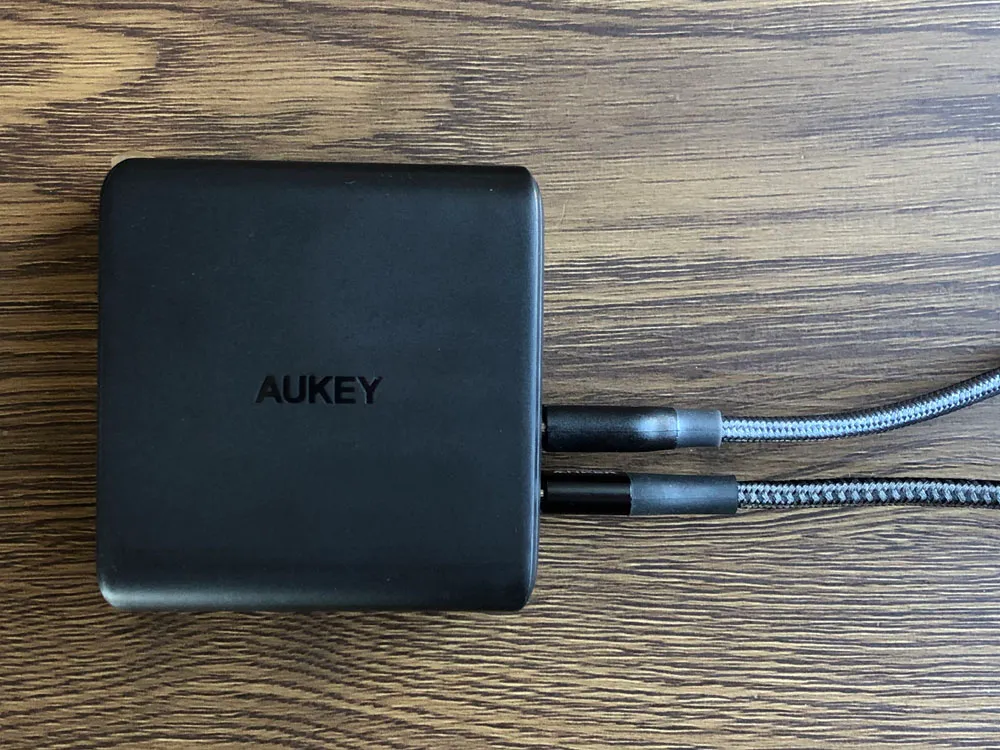 【Aukey PD対応急速充電器PA-D5レビュー】Anker Atom PD2より高コスパ!スマホ&PC二台持ちの方に最適なPD対応USB-Cポートを二つ搭載した急速充電器|使ってみて感じたこと:Ankerの場合が30Wに対してAukeyは45Wと1.5倍の高出力なので、当然それ相応に充電速度に違いが生じます。 より早く最適なデバイスのチャージを行いたい、一分一秒を争うように仕事に邁進している方には持って来いなポータブル急速充電器だと思いますね。