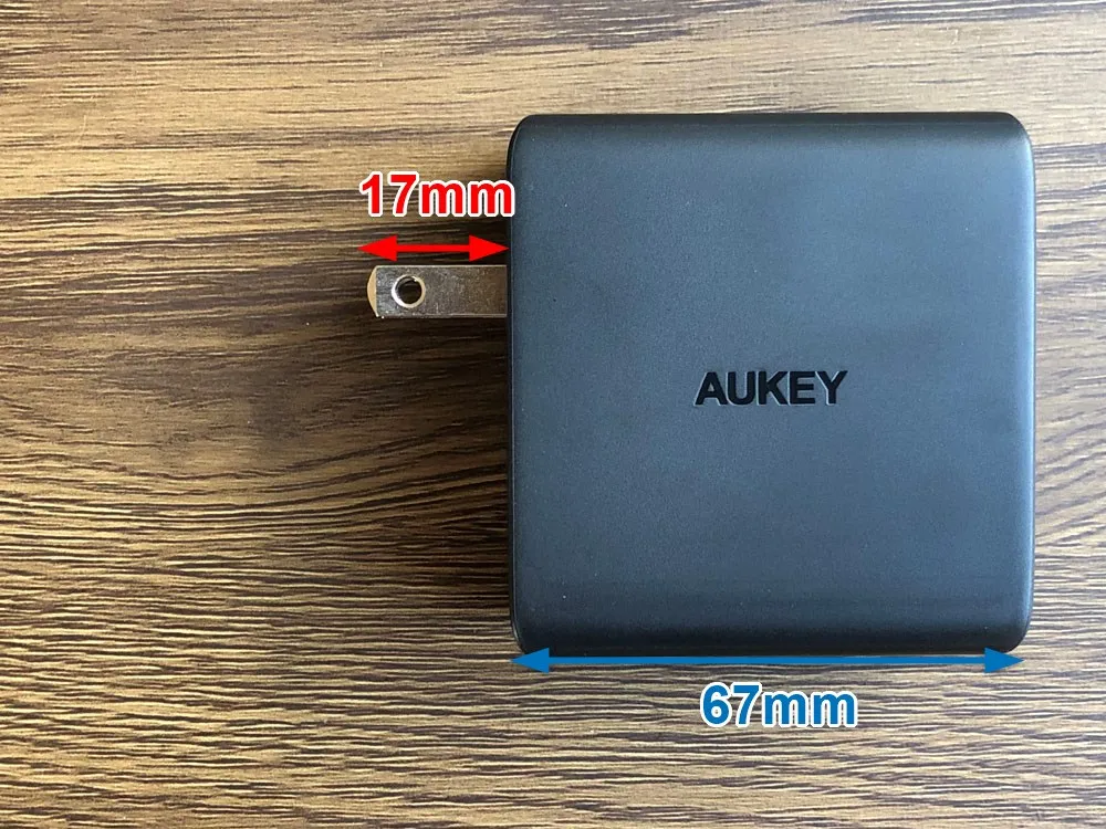 【Aukey PD対応急速充電器PA-D5レビュー】Anker Atom PD2より高コスパ!スマホ&PC二台持ちの方に最適なPD対応USB-Cポートを二つ搭載した急速充電器|使ってみて感じたこと:持ち運ぶという点では、やっぱりプラグが折り畳み式という点は欠かせない機構です。