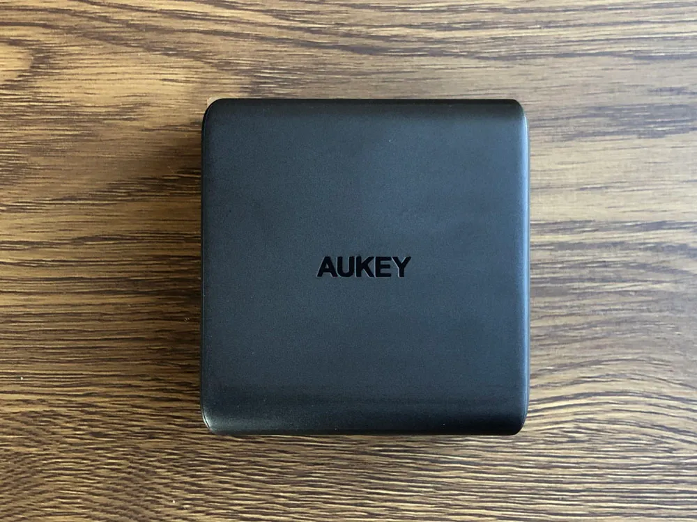 【Aukey PD対応急速充電器PA-D5レビュー】Anker Atom PD2より高コスパ!スマホ&PC二台持ちの方に最適なPD対応USB-Cポートを二つ搭載した急速充電器|外観:Anker「PowerPort Atom PD2」を上回るサイズ感と軽さを実現させた「PA-D5」。