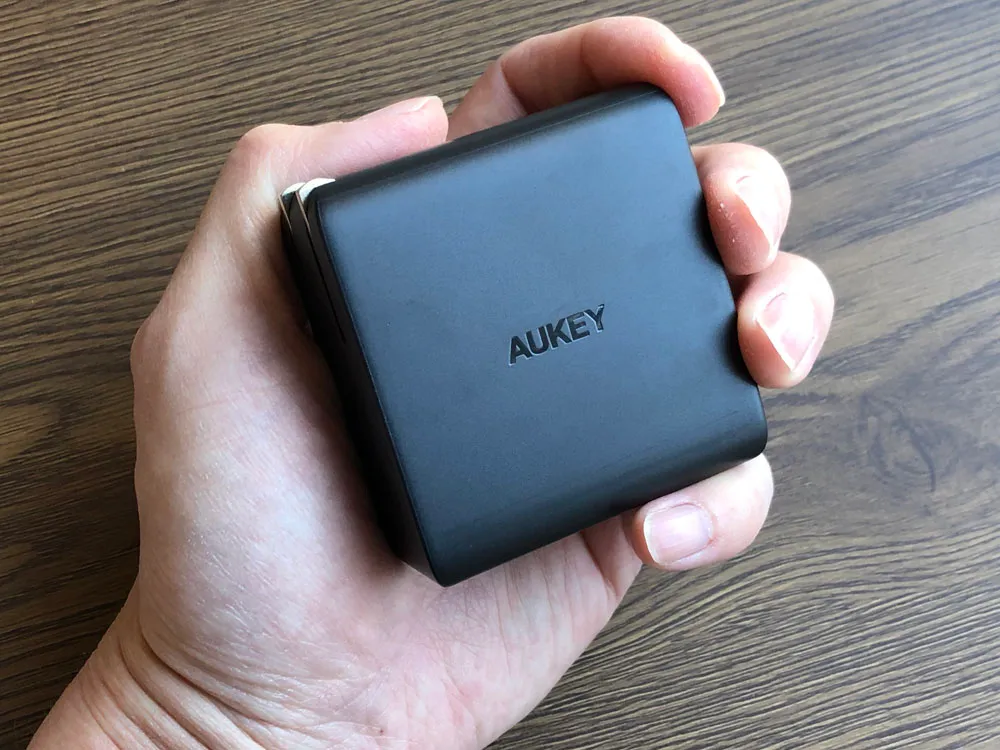 【Aukey PD対応急速充電器PA-D5レビュー】Anker Atom PD2より高コスパ!スマホ&PC二台持ちの方に最適なPD対応USB-Cポートを二つ搭載した急速充電器|外観:ちょうど手に収まる感じです。