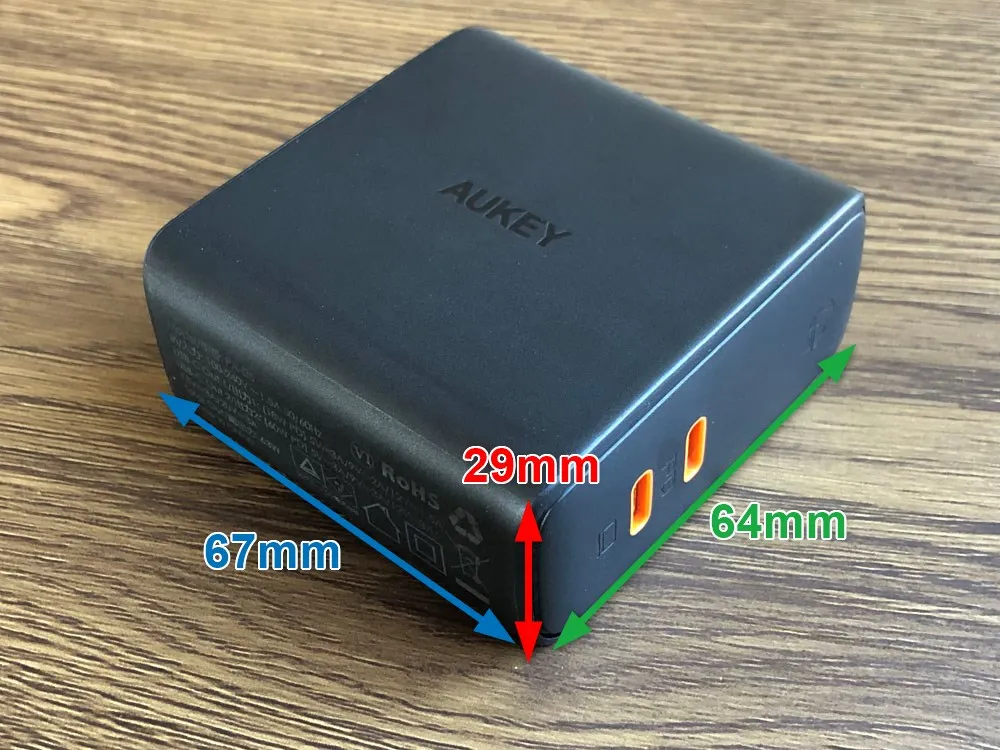 【Aukey PD対応急速充電器PA-D5レビュー】Anker Atom PD2より高コスパ!スマホ&PC二台持ちの方に最適なPD対応USB-Cポートを二つ搭載した急速充電器|外観:サイズは67×64×29mm。
