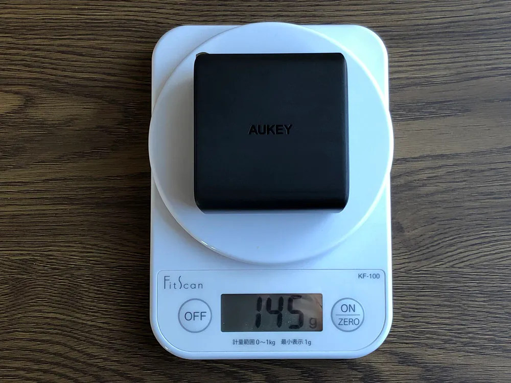 【Aukey PD対応急速充電器PA-D5レビュー】Anker Atom PD2より高コスパ!スマホ&PC二台持ちの方に最適なPD対応USB-Cポートを二つ搭載した急速充電器|外観:重さは圧巻の145g。 あのAnkerより30gも軽くしてきましたね。